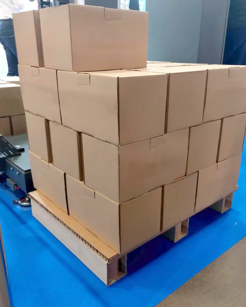 Imballaggio sostenibile con pallet in cartone per mobili